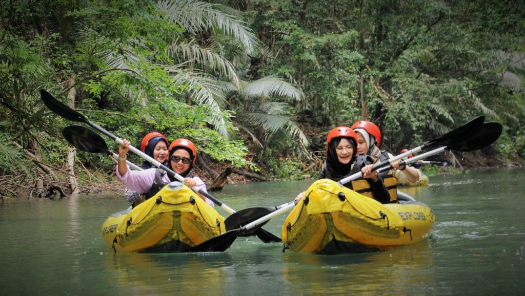 Keindahan Wisata Bahari dengan Laut Biru